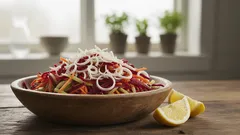 Sallad med rödbetor, lök och citronklyftor i rustik skål på träbord