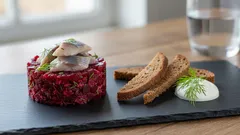Rödbetor och sill på nytt sätt – lyxig tartar med krispigt rågbröd